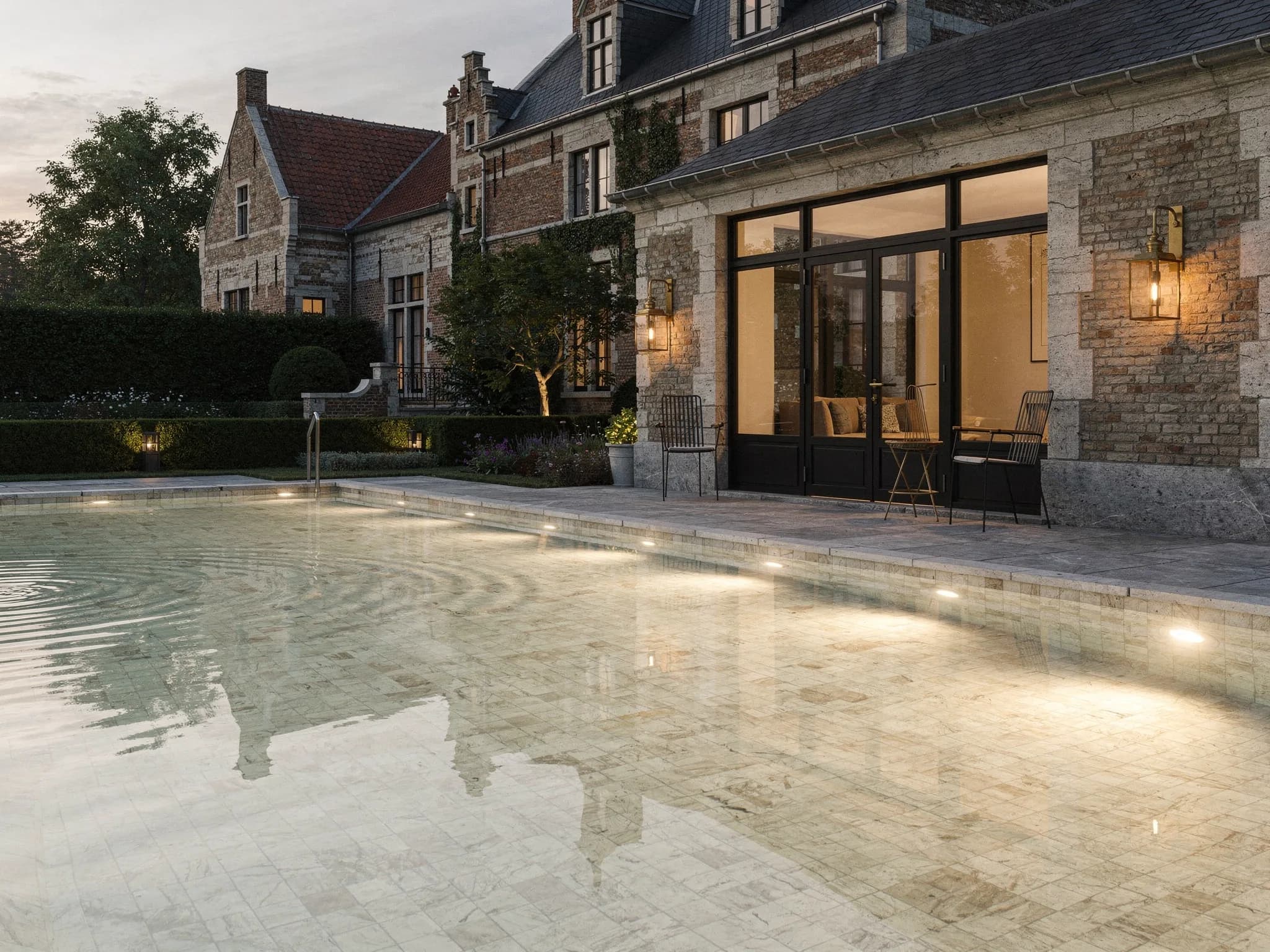 Conceptbeeld van een zwembad in warm ivoorkleurig mozaïek naast een poolhouse met stalen ramen